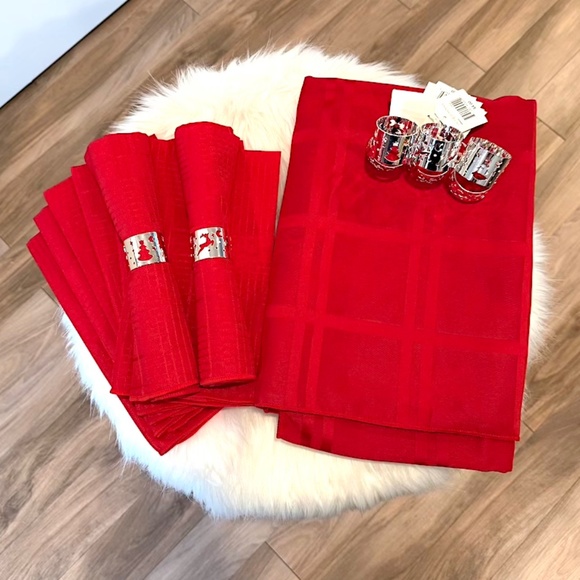 17 Piece Linen Set (Retail $103) - 1 Tablecloth, 8 Napkins, &  8 Rings - Picture 2 of 11